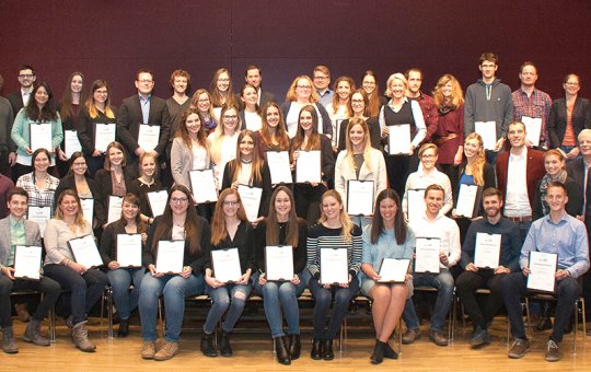 62 Studierende der FH Kufstein Tirol wurden heuer mit einem Leistungsstipendium ausgezeichnet und mit einem erheblichen Geldbetrag unterstützt.