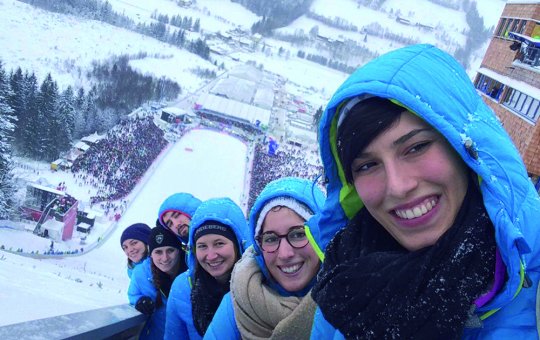 Bild von Studierenden bei der Skiflug Weltmeisterschaft am Kulm