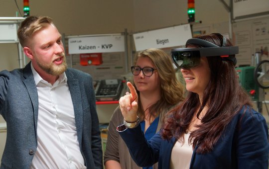 Mag.a Muna Duzdar probiert die HoloLens an der FH Kufstein Tirol aus