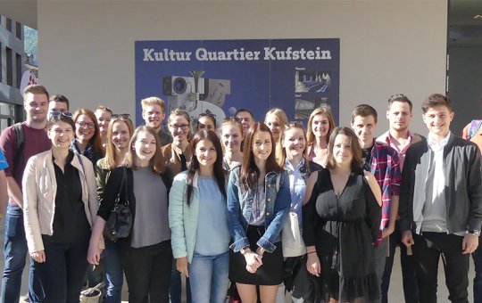 Die 21 Studierenden der FH Kufstein Tirol Studiengang SKVM genossen den Einblick in die Welt des Sportjournalismus