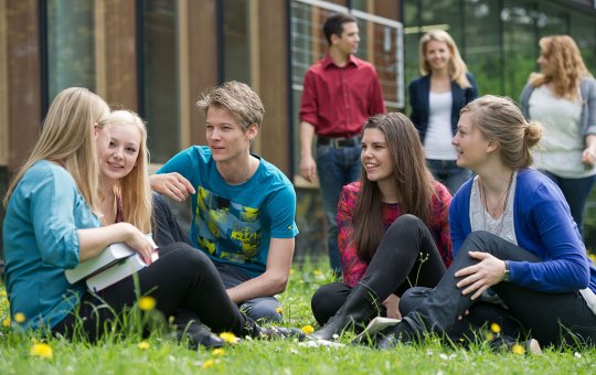 Die Studierenden der FH Kufstein Tirol schätzen das freundliche und offene Umfeld an ihrer Fachhochschule.