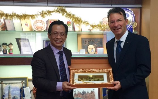 Vice President for Research Dr Wang überreicht Prof. (FH) Dr. Thomas Madritsch ein Partnerschaftsgeschenk