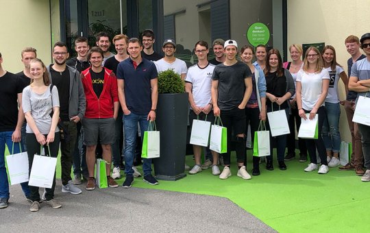 Die Studierenden des FH Kufstein Tirol vor dem Sitz der 1zu1 Prototypen GmbH & Co KG in Dornbirn