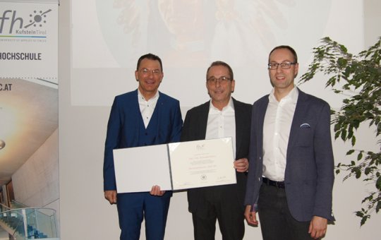 Im Rahmen der traditionellen Antrittsvorlesung hat Dipl. Oec. Alexander Rehm seinen Titel Prof. (FH) erhalten. Im Bild GF Prof. (FH) Dr. Thomas Madritsch (links) und FH Rektor Prof. (FH) Dr. Mario Döller (rechts) nach der Verleihung.