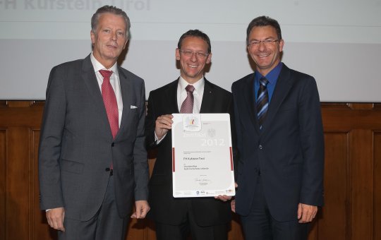Minister Reinhold Mitterlehner (links) überreicht das Zertifikat an die FH Kufstein Tirol: FH-Rektor Lüthi und GF Madritsch