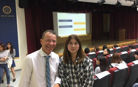 Prof. (FH) Dr. Thomas Madritsch, Geschäftsführer der FH Kufstein Tirol, an der Kyung Hee University in Seoul mit einer koreanischen Studentin, die ihr Auslandssemester in Kufstein verbringen wird.