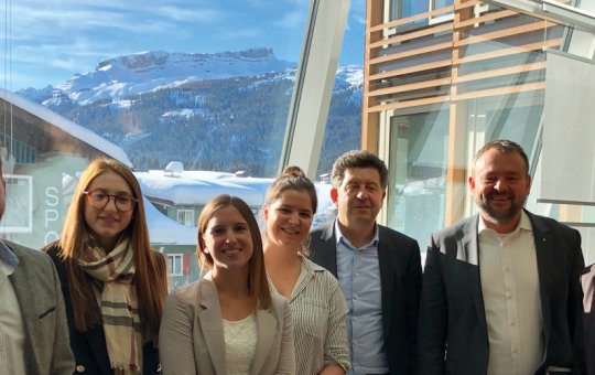 Das Projektteam des berufsbegleitenden Masterstudiengangs Digital Marketing bei ihrem Besuch der Walser Privatbank.