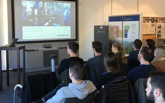 Studierende der FH Kufstein Tirol erhielten spannende Einblicke in die modernen Herstellprozesse bei der Firma Gronbach am Standort Niederndorf.