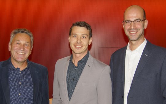 Martin Darbo (Mitte) mit IBS-Studiengangsteam Kurt Hoffmann (links) und Peter Dietrich (rechts).
