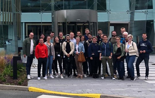 Die Studienreisegruppe vor dem Microsoft Gebäude in Dublin.