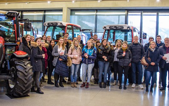 Die Studierenden in der Ausstellungshalle der Lindner Traktorenwerk GmbH mit Prof. (FH) Wolfgang Klose (4.v.l.) vom Studiengang Unternehmensführung an der FH Kufstein Tirol