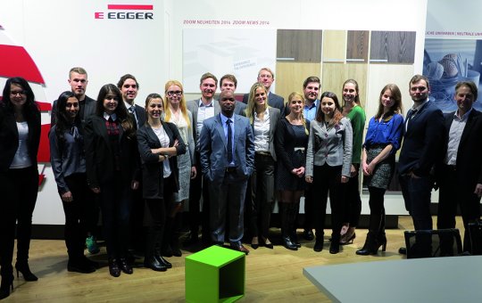 Gruppenbild der Studierenden von Internationale Wirtschaft & Management gemeinsam mit dem Marketingleiter der Egger-Gruppe