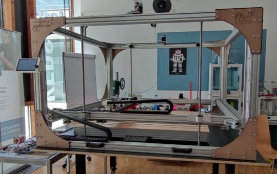 Der fertig umgebaute 3-D-Drucker steht nun im Makers Lab der FH Kufstein Tirol zur Verfügung.