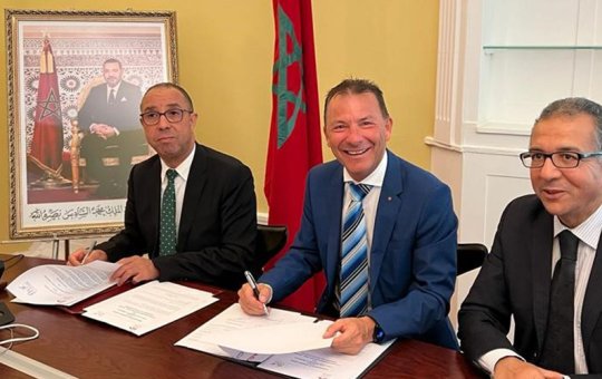 In feierlichem Rahmen wurden die Partnerverträge mit der marokkanischen Universität Cadi Ayyad unterzeichnet. (v.l. Präsident der Universität Cadi Ayyad Prof. Moulay Lhassan Hbid, Prof. (FH) Dr. Thomas Madritsch und der marokkanische Botschafter Dr. Azzeddine Farhan)