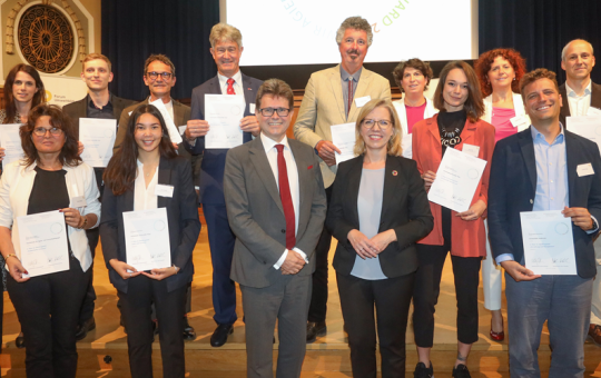 Bundesministerin Leonore Gewessler und Bundesminister Martin Polaschek verliehen den Sustainability Award 2022 an die Zweitplatzierten.