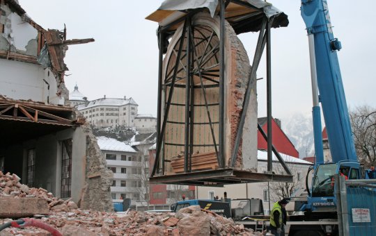 Mit einem Kran wurde die Apsis aus der alten Kufsteiner Spitalskirche ausgehoben