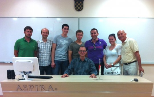 Prof. (FH) Dr. Robert Kaspar mit Master Studierenden des Aspira University College for Sports Management