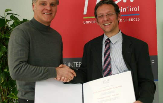 Guy Masterman (li) erhält die Gastprofessur von FH-Rektor Johannes Lüthi (re)