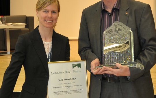 Stolze Gewinnerin des Tourismus Forschungspreises 2013 – (v.l.) Julia Wesel, MA mit Studiengangsleiter Prof. (FH) Dr. Robert Kaspar