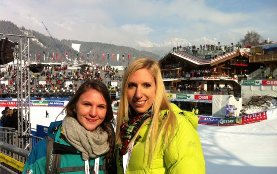 (v. l.) Eva Obermaier und Simone Oberreiter bei der Ski-WM in Schladming