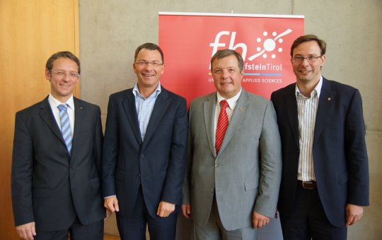 v.l.: FH-Rektor Prof. (FH) Dr. Lüthi, Geschäftsführer Prof. (FH) Dr. Madritsch, LR DI Dr. Tilg und Landtagsvizepräsident Mag. Bodner