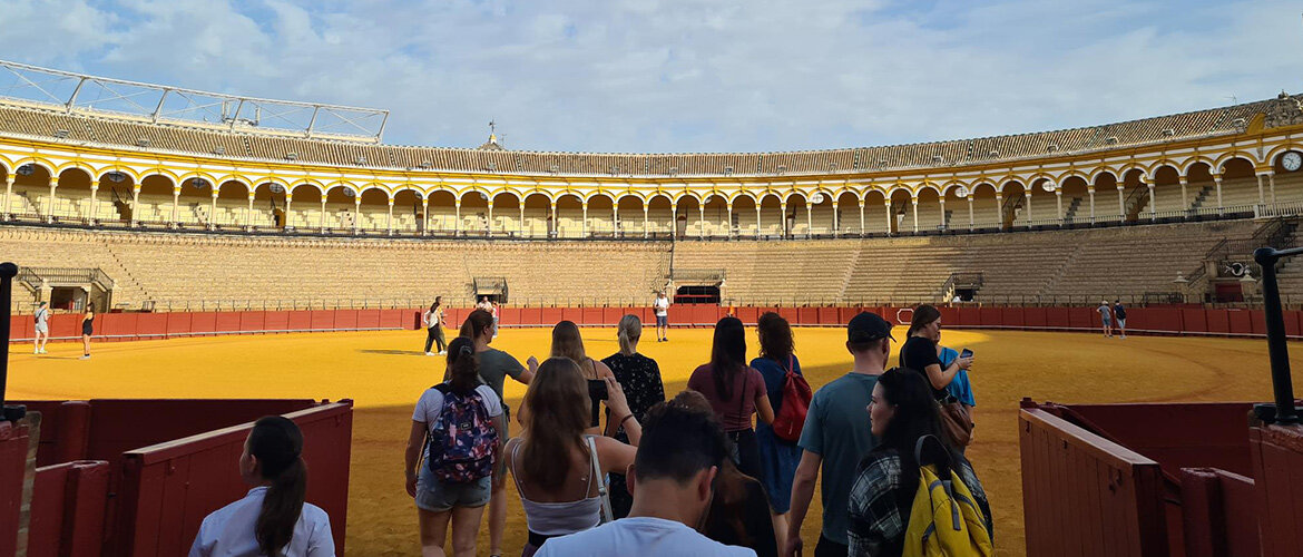 Die Studierenden des berufsbegleitenden Bachelorstudiengangs Sport,- Kultur & Veranstaltungsmanagement bei ihrem Besuch der Plaza de Toros, der Stierkampfarena in Sevilla.