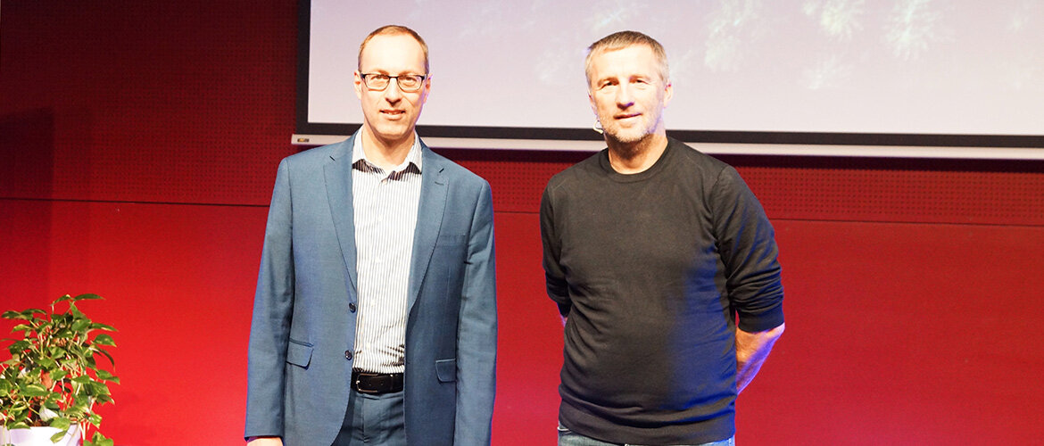 FH-Rektor Prof. (FH) Dr. Mario Döller (links) und Prof. (FH) Mag. DI Dr. Andreas Stöckl von der FH Oberösterreich tauschten sich nach dem Vortrag über die Erfahrungen mit künstlicher Intelligenz aus.