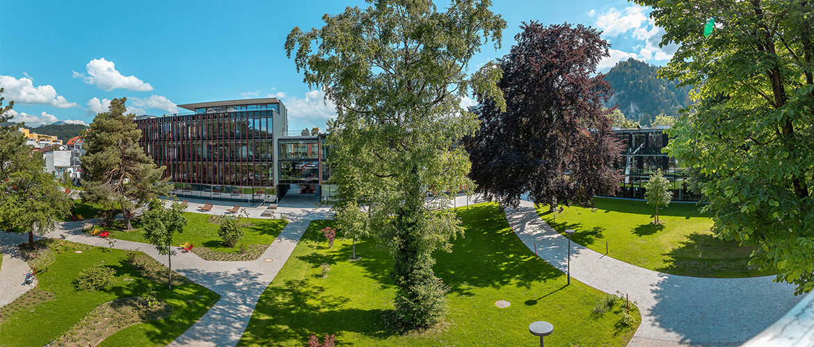 Durch den Erhalt und Ausbau ihrer Grünflächen trägt die FH Kufstein Tirol mit ihrem grünen Campus nicht nur zu einem gesunden Klima bei, sondern lädt Studierende und Anwohner:innen zum Verweilen ein.