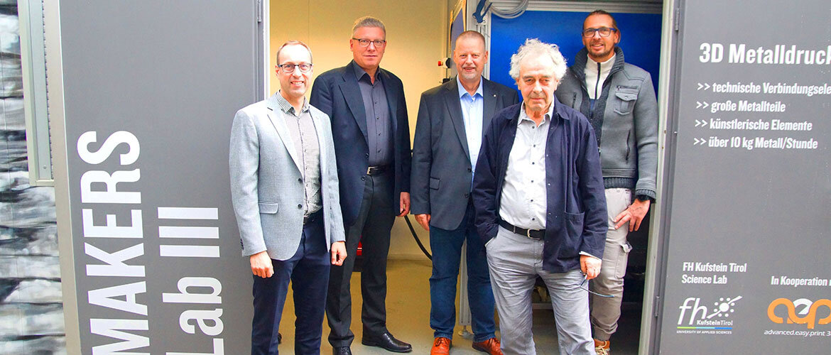Bei der Eröffnung des Metall-3D-Druckers waren neben dem Projektverantwortlichen Prof. (FH) Dr.-Ing. Christian Schmid (3.v.l.) und FH-Rektor Prof. (FH) Mario Döller (links) auch Vertreter der Partnerunternehmen Dipl.-Ing. Jörg Vollmann Schipper, Geschäftsführer der AEP3D (2.v.l.), Michael Freisinger, Metallbaumeister und Inhaber von Metallbau Freisinger (rechts) sowie Prof. Mischa Schaub (vorne), Virtual Valley, anwesend.