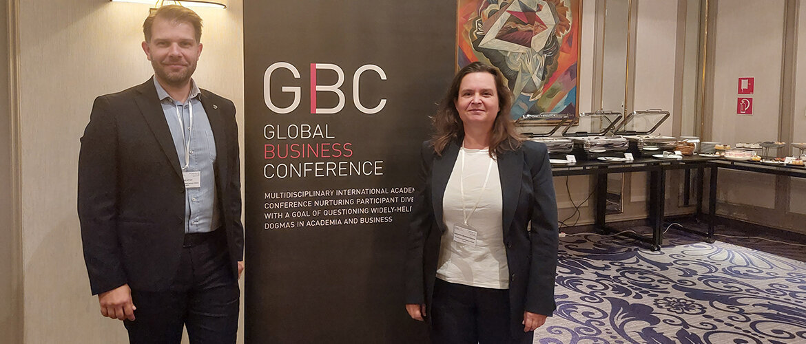 Prof. (FH) DDr. Mario Situm und Prof. (FH) Dr. Alexandra Brunner-Sperdin vor dem Konferenzsaal der Global Business Conference.