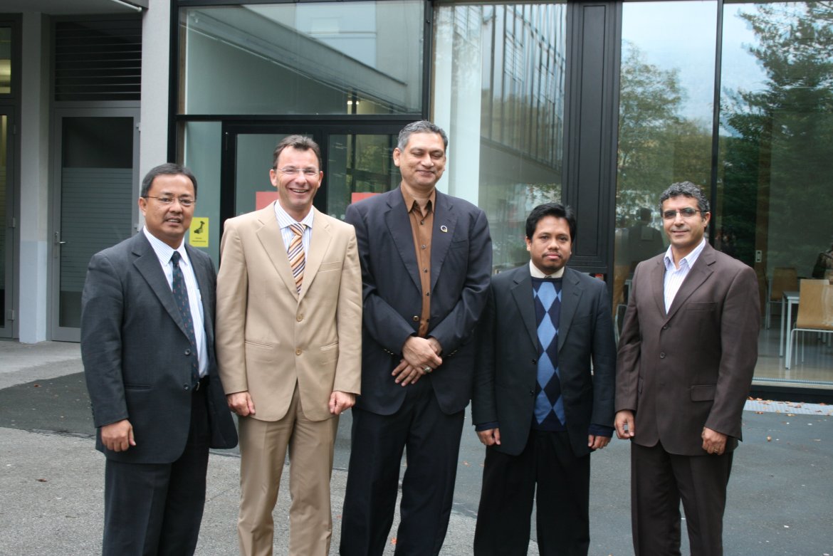Die Delegation aus Malaysia mit Dekan Prof. Dr. Salleh bin Yahya (Bildmitte), Prof. (FH) Thomas Madritsch (2. v.l.) und Noureddine Rafili (r.)