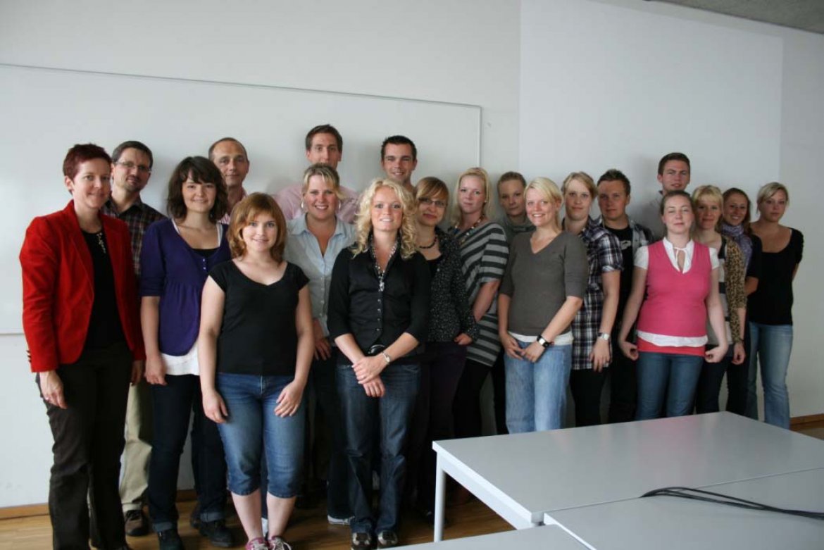 Die TeilnehmerInnen am Facility Management Sommer Programm an der FH Kufstein; Links: Betreuerin Ass.Prof. (FH) Verena Hotter