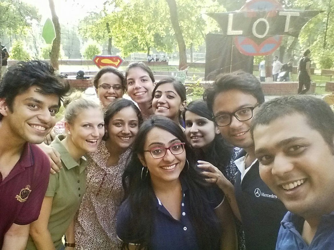 Studentin der FH Kufstein mit StudienkollegInnen im Auslandssemester in Indien