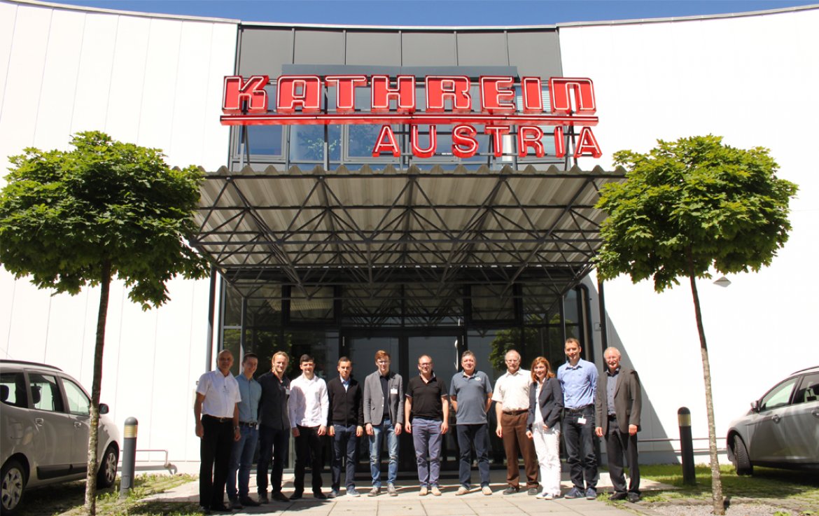 Angehende Wirtschaftsingenieure im Praxistest: Studierende der FH Kufstein Tirol nahmen den Energieverbrauch der Kathrein Austria GmbH in Niederndorf unter die Lupe und spürten Einsparungspotenziale auf.