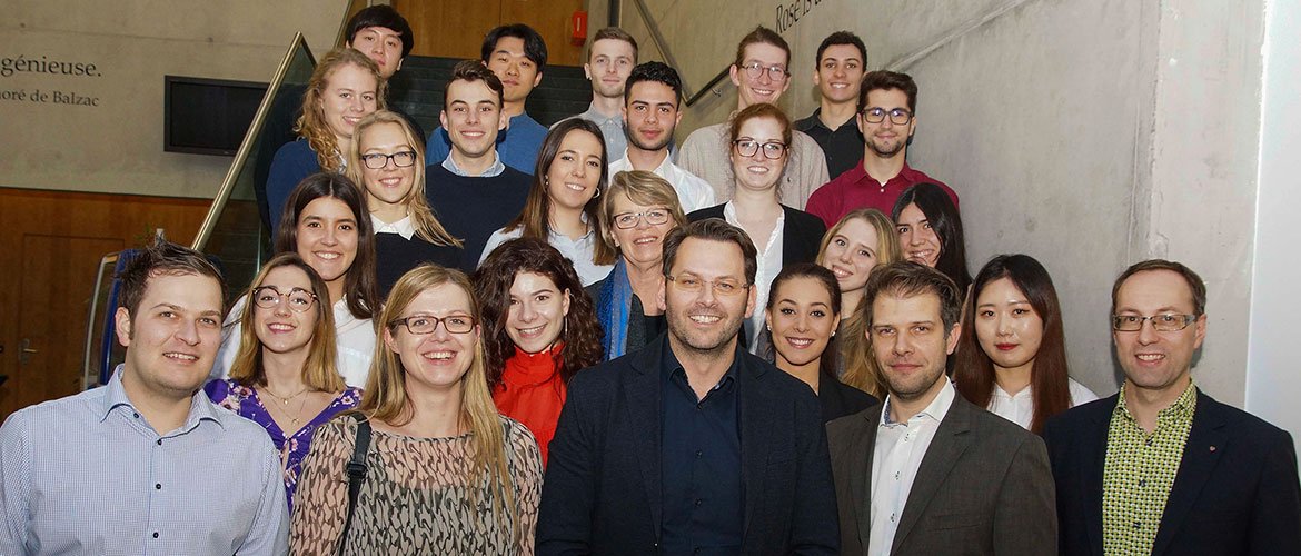 Incoming-Students mit Mitarbeitern der Stadtwerke Kufstein, der Kufgem und Lektoren der Fachhochschule Kufstein Tirol