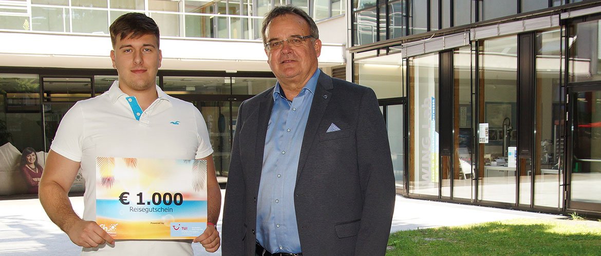 Der Gewinner des Schulplaner-Gewinnspiels Jannis Hörl von der BORG Linz mit Rudolf Huter vom TUI Reisebüro Kufstein