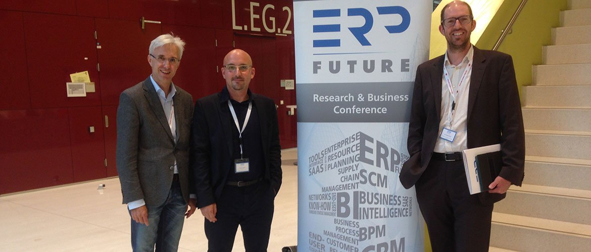 Studiengangsleiter Master ERP-Systeme & Geschäftsprozessmanagement Prof. (FH) DI Dr. Martin Adam mit den Absolventen Markus Rotter, MA und Leo Guggenberger, MA, die ihre Abschlussarbeiten auf der ERP Future – Research Konferenz 2017 vorgestellt haben (v.l.)