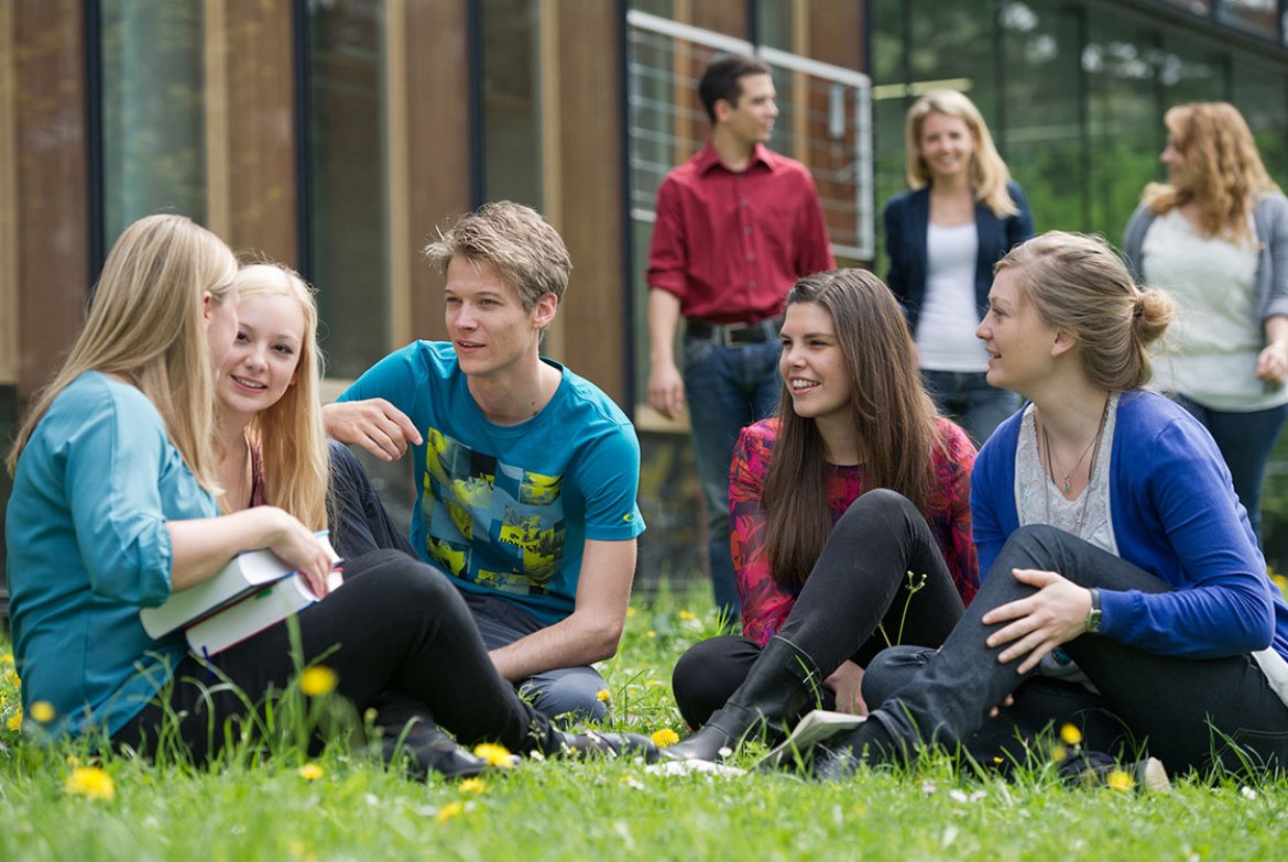 Die Studierenden der FH Kufstein Tirol schätzen das freundliche und offene Umfeld an ihrer Fachhochschule.