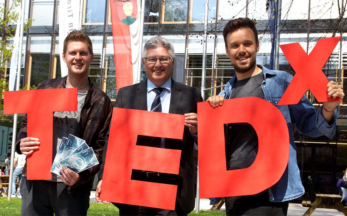 Zwei studentische TEDx-Organisatoren mit dem Hauptsponsor des Events Sparkasse Kufstein vertreten durch Prok. Mag. Alois Loder (Mitte)