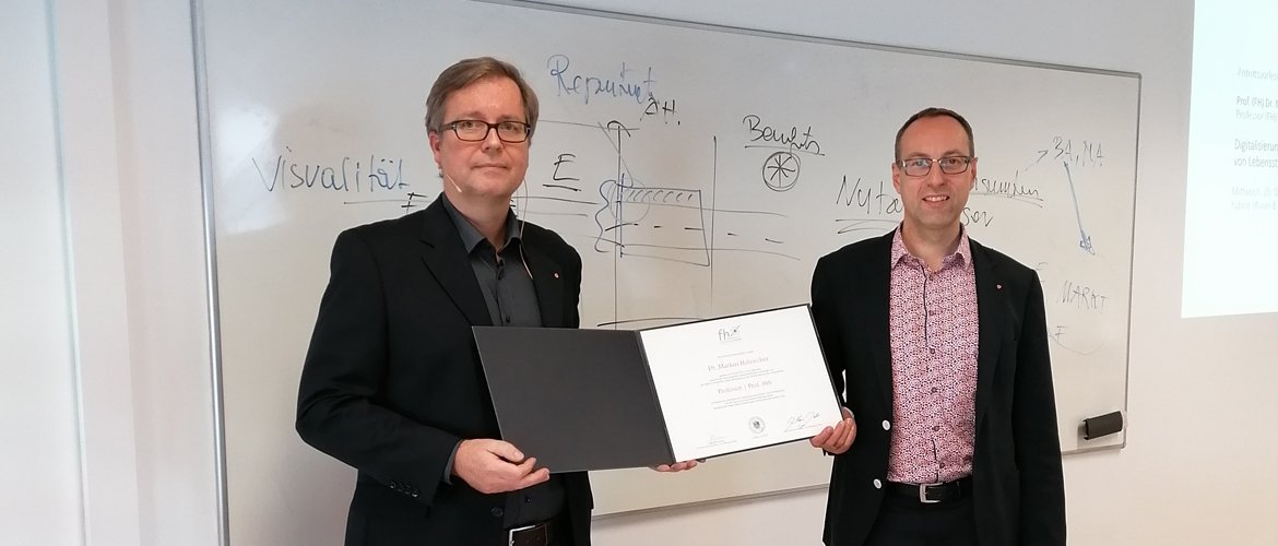 FH-Rektor, Prof. (FH) Dr. Mario Döller, gratuliert Prof. (FH) Dr. Markus Holzweber zum Titel Professor (FH). 