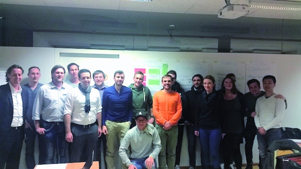 Gruppenbild der Studierenden nach der ERP-Einführung mit SAP BUSINESS ONE an der FH Kufstein Tirol 