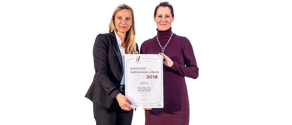 Bundesministerin Dr. Juliane Bogner-Strauß überreicht Mag. (FH) Sara Neubauer das Zertifikat hochschuleundfamilie.