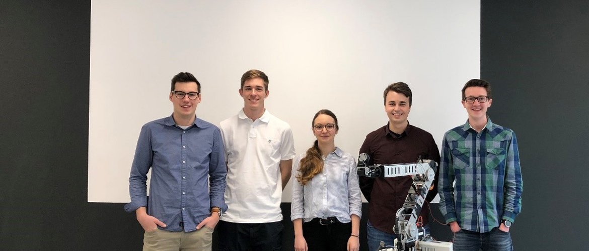 Die Praxisgruppe entwickelte den Roboter-Greifer für den Arbeitsplatz der Zukunft: Dörfler Philipp, Sacher Hannes, Beretitsch Melina, Brandstötter Raphael, Feiersinger Alexander (v.l.n.r)