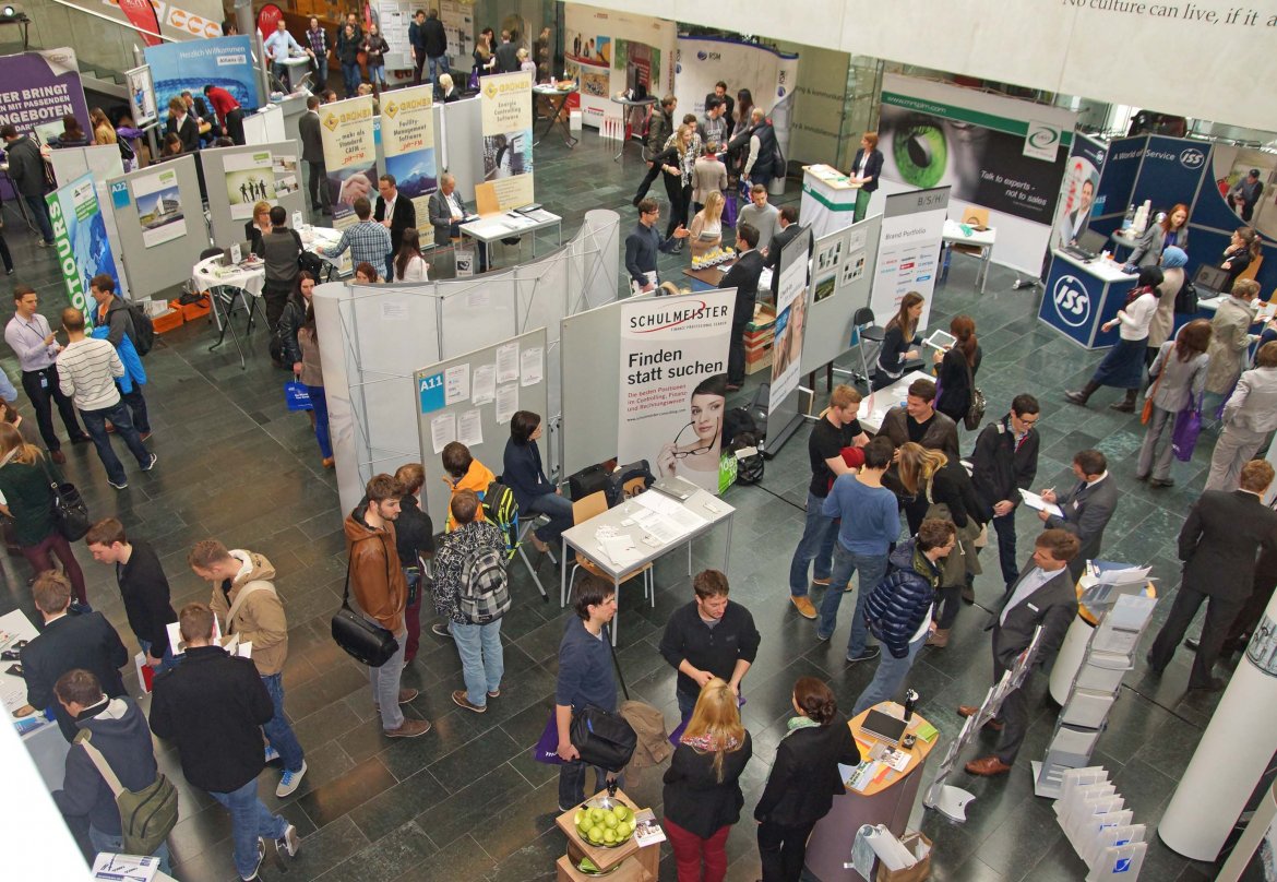 Das Career Center der FH Kufstein fördert die Kontakte zwischen Arbeitsmarkt und Studierenden