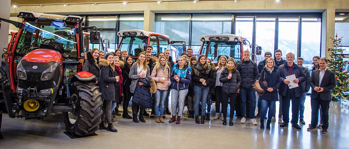 Die Studierenden in der Ausstellungshalle der Lindner Traktorenwerk GmbH mit Prof. (FH) Wolfgang Klose (4.v.l.) vom Studiengang Unternehmensführung an der FH Kufstein Tirol