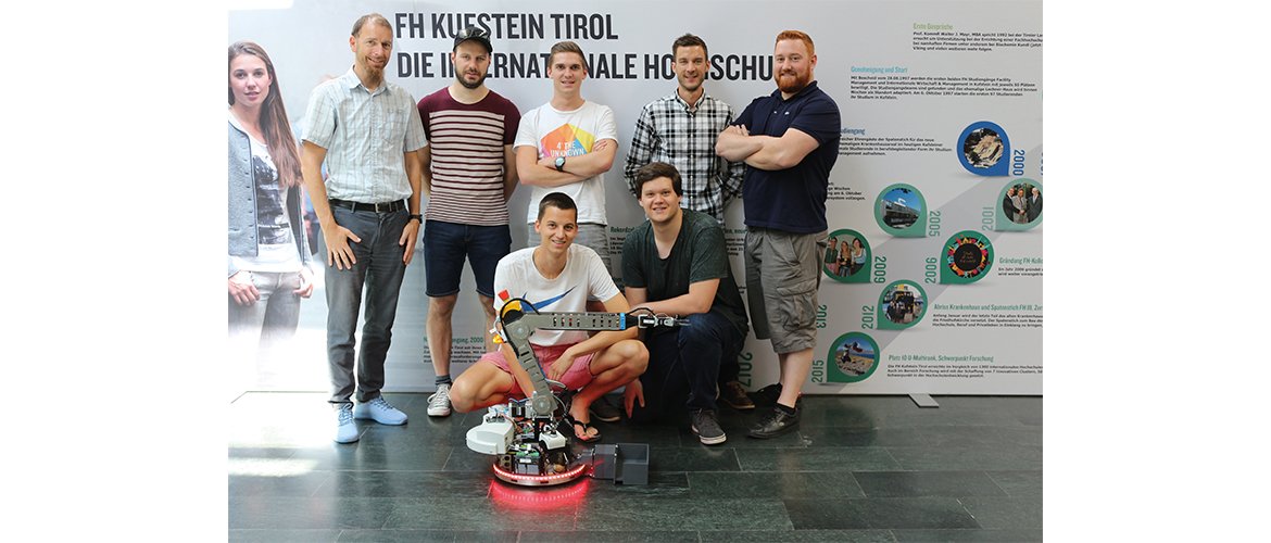 Gruppenfoto mit dem mobilen Roboter