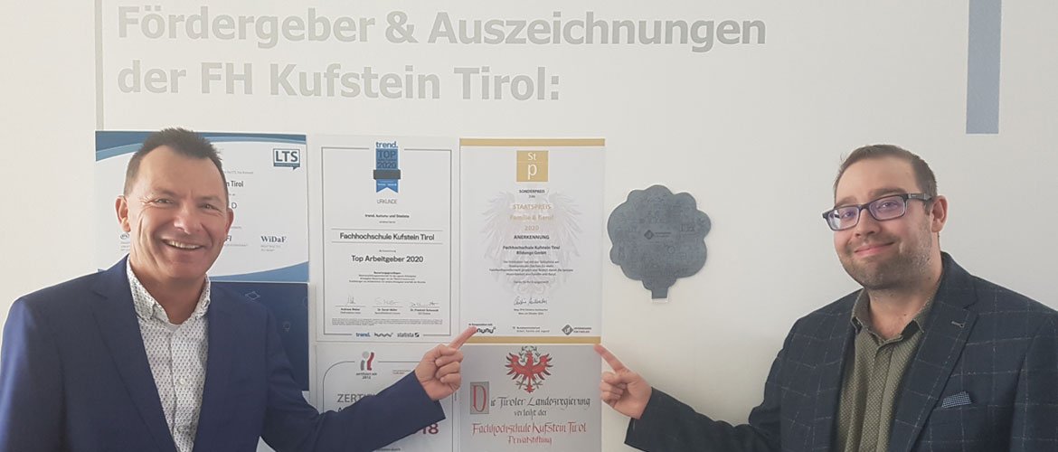 Der Geschäftsführer und der Leiter des Personalmanagements der FH Kufstein Tirol freuen sich über die Auszeichnung.