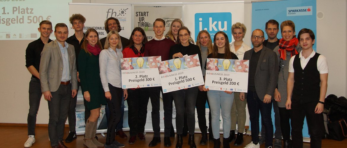 Alle TeilnehmerInnen des i.ku-FIT4BUSINESS Finales 2019 mit den Juroren. 