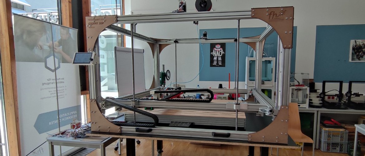 Der fertig umgebaute 3-D-Drucker steht nun im Makers Lab der FH Kufstein Tirol zur Verfügung.