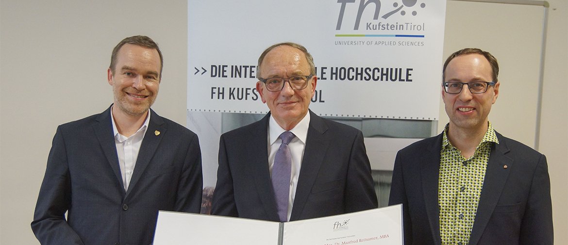 Neuer Gastprofessor an der FH Kufstein Tirol: Prof. (FH) Dr. Manfred Reitsamer im Bild mit Prof. (FH) Wolfgang Reitberger (links) und FH-Rektor Prof. (FH) Dr. Mario Döller (rechts).